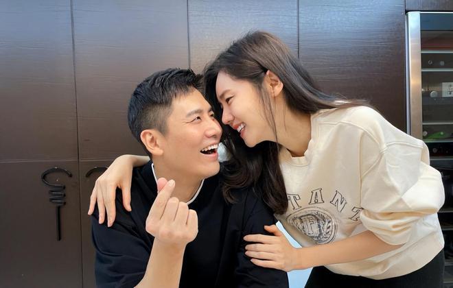 大爷骑三轮给婚车让行侧翻，婚车多人立即下车搀扶